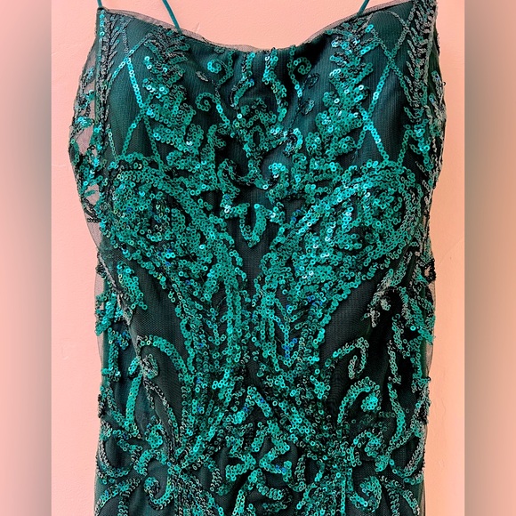 Absolutely stunning prom/ball gown - Picture 1 of 9